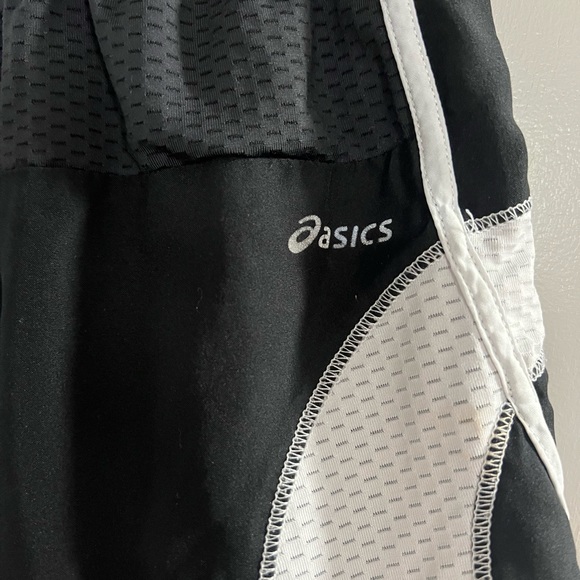 Medium Asics running shorts with liner and hidden pockets - Picture 3 of 4